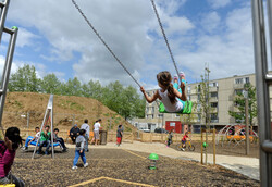 Aire de jeux de la place Auzanneau Aire de jeux de la place Auzanneau Aire de jeux de la place Auzanneau