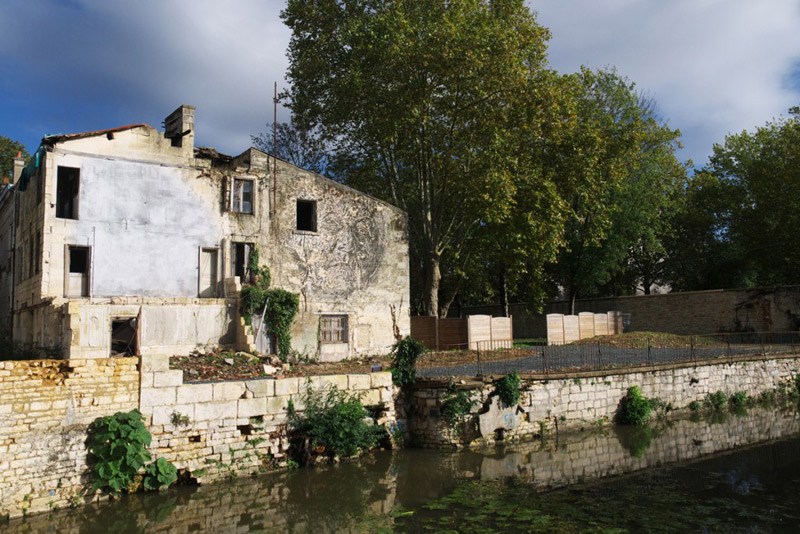 Oeuvre réalisée en octobre 2012 aux anciennes usines Boinot pendant la 3e édition du 4e Mur - Crédit  Winterlong Galerie