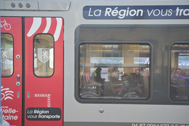 Rame TER Nouvelle-Aquitaine stationnée en gare de Niort, des voyageurs visibles à bord