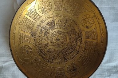 Coupe magique du calife Mamûn ibn Harûn (813-833). Diamètre 13.5 cm