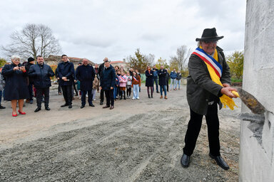 Lancement du projet de création d'un pôle commercial à Fors, avec la dépose de la 1ère pierre d’une friche en centre-bourg.