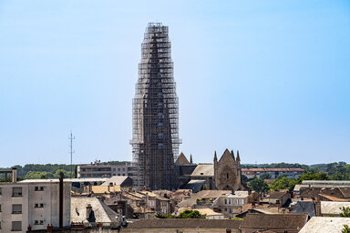 Clocher de l'église Notre-Dame de Niort entièrement enveloppé d'échafaudages lors des travaux de restauration