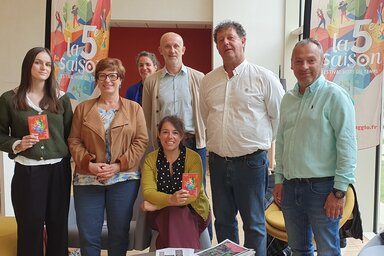 Élus et équipe du festival La 5e Saison réunis pour la présentation de l'édition 2026, programmes en main