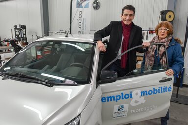 Jérôme Baloge, Président de Niort Agglo, et Marie-Annick Seys, Présidente de la structure d'insertion AIVE, devant l'une des voitures sans permis