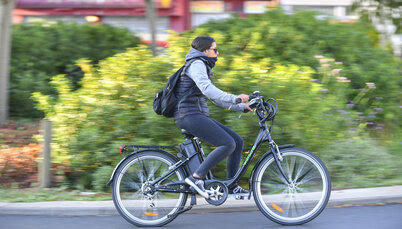 Velos dans la ville les niortais utilisent le velo comme moyen de locomotion Velos dans la ville les niortais utilisent le velo comme moyen de locomotion