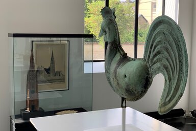 Coq en métal à patine verte monté sur socle, accompagné d'une maquette et d'une gravure de Notre-Dame de Niort