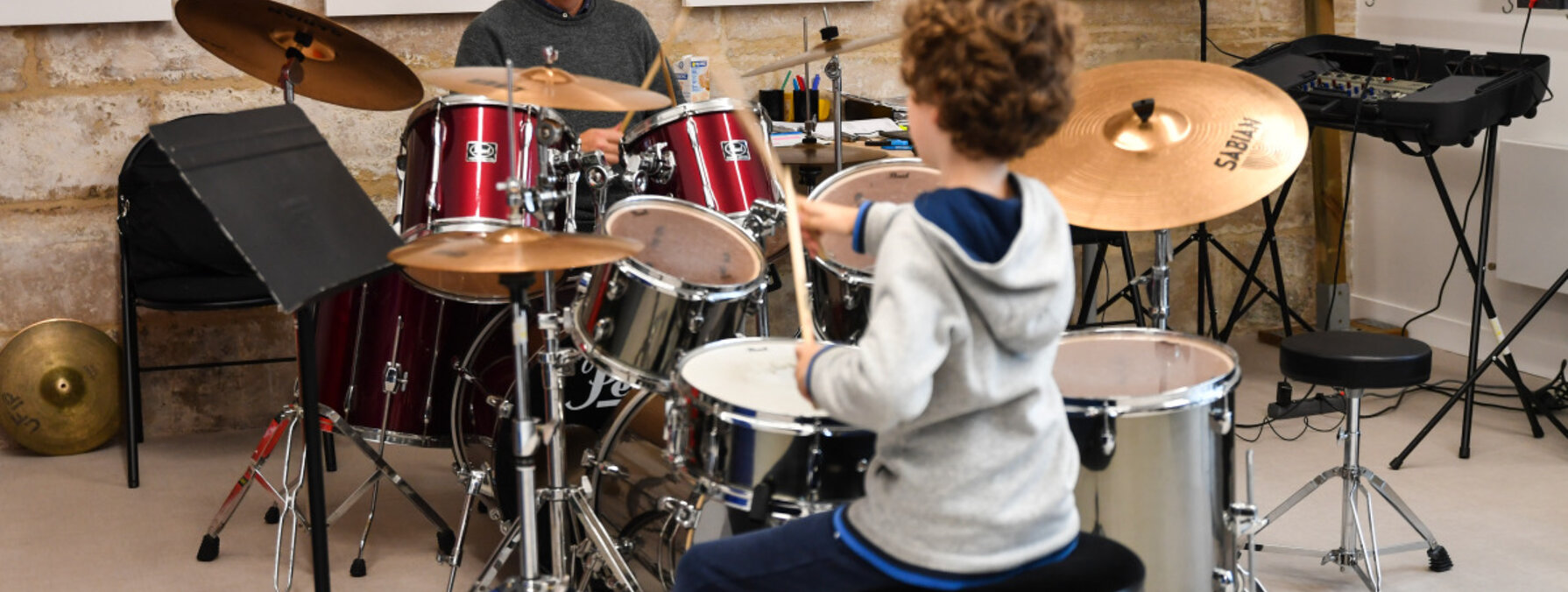 Activites de cours au conservatoire AUguste Tolbeque. Professeurs et eleves en situation de cours.